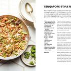Text: „SINGAPORE-STYLE NOODLES“ und Rezeptdetails. Links Pfanne mit gebratenen Nudeln, Garnelen, Gemüse. Rechts Beschreibung.