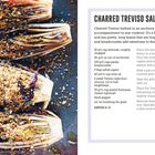 "CHARRED TREVISO SALAD" und Rezeptdetails. Links: Gegrillter Treviso-Radicchio mit goldbraunen, knusprigen Bröseln.