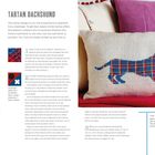 TARTAN DACHSHUND. Ein Kissen mit einem Dackel in blau-rotem Tartanmuster auf beigefarbenem Stoff, Textanleitung links.