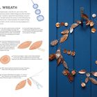 Text: Überschrift "AUTUMNAL WREATH". Anleitung und Materialien für einen Kranz mit Kupferblättern. Links Anweisungen, rechts fertiger Kranz.