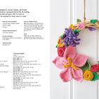 Links Textanleitung für Handarbeit, rechts ein geflochtener Kranz mit bunten, gestrickten Blumen.
