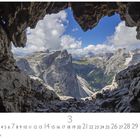 Text: "Berghöhle", "3", "CASARES EDITION". 

Ein felsiger Höhlenausblick zeigt eine beeindruckende Berglandschaft unter einem blauen Himmel mit Wolken.