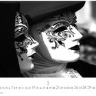 Carnevale. März. Zwei kunstvoll verzierte venezianische Masken in Schwarz-Weiß, detailreich mit floralen Mustern.