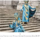 Zahlen: 1-31, Monat: März. Zwei Personen in blauen, opulenten Kostümen auf einer Steintreppe. Darunter "CASARES EDITION".