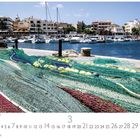 Cala Rajada Fischernetze. Kalenderseite, März. Fischerhafen mit bunten Netzen im Vordergrund und Booten im Hintergrund.