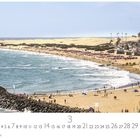 "Playa de Inglés", Datumsanzeige unten, Meer und Sandstrand mit vielen Menschen und Palmen im Hintergrund.