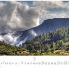 "Tafelberg und Wolken" steht über einem Landschaftsbild mit Bäumen und einem massiven Berg unter vorbeiziehenden Wolken.