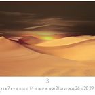 Kalender mit Zahlen von 1 bis 31 und dem Wort "CASARES EDITION". Im Hintergrund sind goldene Sanddünen bei Sonnenuntergang.