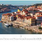 Porto; Monatskalender zeigt März. Farbenfrohe Gebäude an einem Fluss, Boote im Wasser, Hügel im Hintergrund.