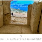 Neolithischer Tempel. Kalender für März mit Zahlen 1 bis 31. Blick durch große Steinstruktur auf Landschaft mit Turm.