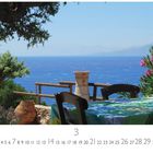 "Taverne am Meer" steht oben links. Eine mediterrane Küstenszene mit Tisch, Stühlen, Meerblick und Pflanzen.