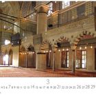 "Die Blaue Moschee" steht in einem Kalender über das Bild einer reich verzierten Moschee mit Bögen und Lichtern.