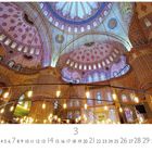 "Innenansicht der Blauen Moschee." Prächtige Kuppeln mit kunstvollen Mustern und zahlreiche hängende Lichter.