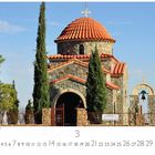 "Larnaka, Church Of All Saints" steht links unten. Eine Steinkapelle mit roten Dachziegeln und Tannen im Vordergrund.