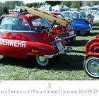 Rotes Auto mit "FEUERWEHR" Beschriftung, Leiter auf Dach. BMW Isetta Feuerwehrfahrzeug. Kalender darunter.