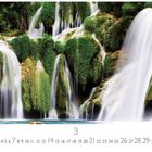 "Kroatien, Krka Wasserfälle". Üppige grüne Vegetation, Wasserfälle fließen über Felsen. Monatskalender unten.