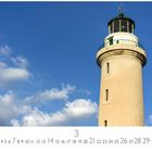 Alexandroupolis, Griechenland. Kalenderblatt mit Leuchtturm vor blauem Himmel, umgeben von weißen Wolken.