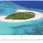 "Malediven". Eine kleine, grüne Insel mit einem weißen Sandstrand inmitten von türkisfarbenem Wasser.