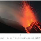 „Vulkan Stromboli, Italien.“ Kalendermonat März. Ein nächtlicher Vulkanausbruch mit glühender Lava und hellem Mondlicht.