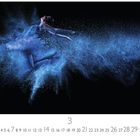 Unter den Zahlen 1 bis 31, 3 groß hervorgehoben. Tänzerin springt durch blauen Staub auf schwarzem Hintergrund.