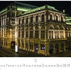 Opernhaus. Ein beleuchtetes, ehrwürdiges Gebäude mit Bögen und Fenstern bei Nacht. Kalender-Anzeige unten.
