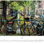 "Gracht", "7", "3", "14", "21", "28", Fahrräder an einem Geländer entlang einer von Bäumen gesäumten Kanalseite.