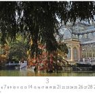 "Chrystal Palace", März-Kalenderblatt. Schöner Glasbau mit Bäumen, Wasser und Menschen. Atmosphärische Herbstszene.