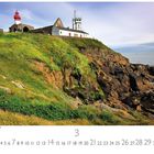 Leuchtturm von Saint-Mathieu. Ein Leuchtturm auf einer grünen Klippe mit Steinen und dem Meer im Hintergrund.