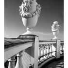 Veranda auf dem Französischen Dom. Skulpturenähnliche Vasen auf einer Balustrade, darunter ein Kalender für März.