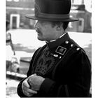 "Beef Eater" steht links. Unten ist ein Kalender für März. Ein Mann in Uniform mit Hut steht seitlich.