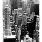 Kalenderseite zeigt "Manhattan Midtown". Kalenderdatum unten, mit Nummer 3. Hochhäuser in Schwarzweiß, von oben betrachtet.