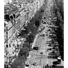Champs Elysée. Monat mit Zahlen und Wochentagen. Blick auf belebte Straße mit Autos, Fußgängern und Bäumen in Paris.
