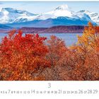 „Lappland“ und „3“ stehen unter einem Herbstwald mit bunten Bäumen. Schneebedeckte Berge im Hintergrund.