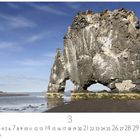 Hvítserkur, Nord Island. März-Kalenderseite mit großer Felsformation am Meer unter blauem Himmel.