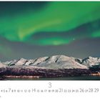 Kalenderblatt mit den Zahlen 1-31, darunter „CASARES EDITION“. Oben Polarlichter über schneebedeckten Bergen.