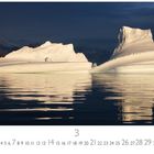 3, Kalender mit den Tagen des Monats. Zwei Eisberge spiegeln sich im ruhigen Wasser vor einer dunklen Himmelkulisse.
