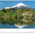 "Mount Fuji vom Kawaguchiko See" steht über einem See mit Bäumen und dem schneebedeckten Mount Fuji im Hintergrund.
