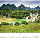 Detian Wasserfall, Kalenderblatt für März. Eine üppige Landschaft mit Wasserfällen und grünen Bergen.