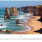"Twelve Apostles" unten links, Küstenlandschaft mit markanten Felsformationen im blauen Wasser, Sandstrand rechts.