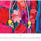 „3 Folklore“, bunte Stickerei mit roten und rosa Blumen, blauem Hintergrund, gelben Perlen auf Seilen.