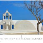 Kalender mit "Santorini Kirche", weißem Gebäude, blauem Himmel und karger Baumlandschaft, Monatsübersicht darunter.