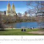 Text: "Central Park", Monatsübersicht. Bäume, Rasen, See und Wolkenkratzer unter blauem Himmel.