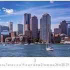 Massachusetts, Boston, Skyline. Zeigt Hochhäuser am Wasser mit Segelbooten im Vordergrund, blauer Himmel.