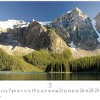 "Lake Moraine", März-Kalenderseite, beeindruckende Felsberge, bewaldete Hänge, Spiegelung im Wasser.