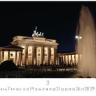 Text: "Berlin, Brandenburger Tor", Monatsübersicht unten. Nachtaufnahme des beleuchteten Brandenburger Tors, Fontäne rechts.