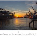 Hafenansicht bei Sonnenuntergang, große Kräne und ein Containerschiff spiegeln sich im Wasser.