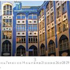 "Hackesche Höfe", Kalenderblatt März mit numerischem Kalendarium. Zeigt einen sonnigen Innenhof mit blauer Keramikfassade.