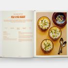 Rezepttitel: Milk & Rice Dessert. Zutaten und Zubereitung abgebildet. Rechts: Vier Schalen mit Dessert, dekoriert mit Pistazien.