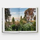 Text unten links: "Wraight David J. Hickey". Eine Buchseite mit einer Fotografie von einer üppigen, blühenden Landschaft.