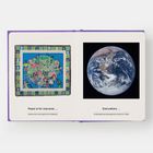 "Peace is for everyone... Everywhere..." Links ein buntes Gemälde mit Menschen, rechts ein Foto der Erde.